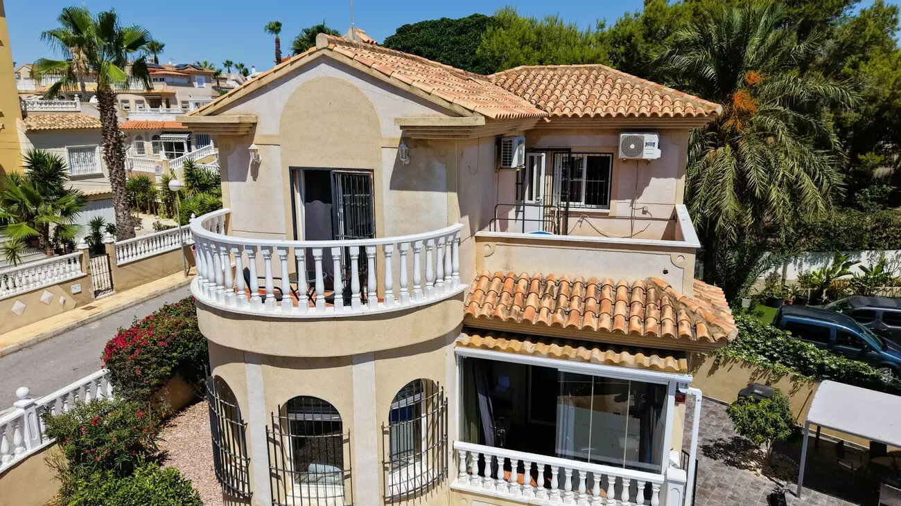 3-bedroom Villa In Villamartin, Spain (184 M²)
