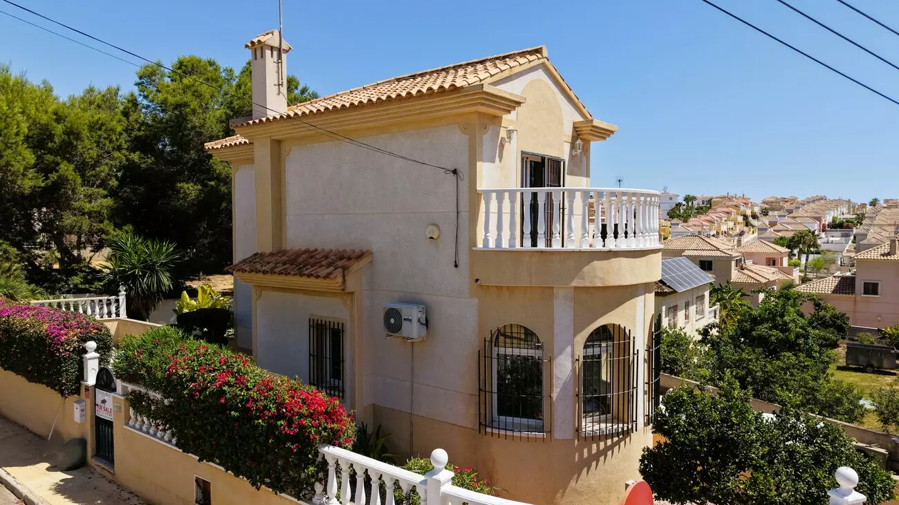 3-bedroom Villa In Villamartin, Spain (184 M²)