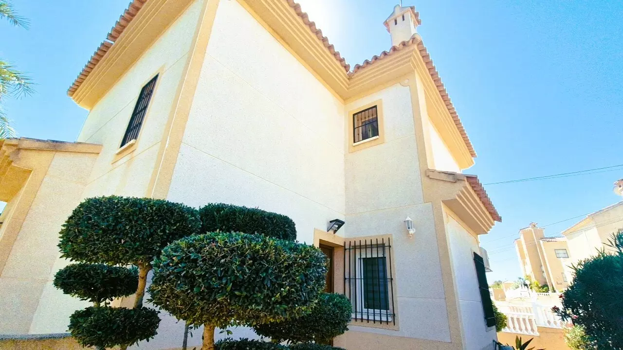 3-bedroom Villa In Villamartin, Spain (184 M²)