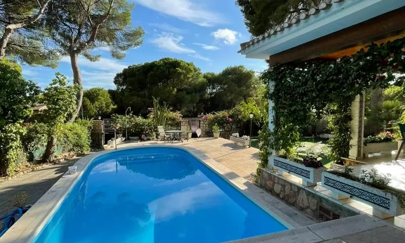 6-bedroom Villa In Pilar De La Horadada, Spain (250 M²)