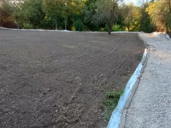 Sunny House By The River In Bulgaria – 1,900 M² Plot, Garage, Private Well & Renovation Potential