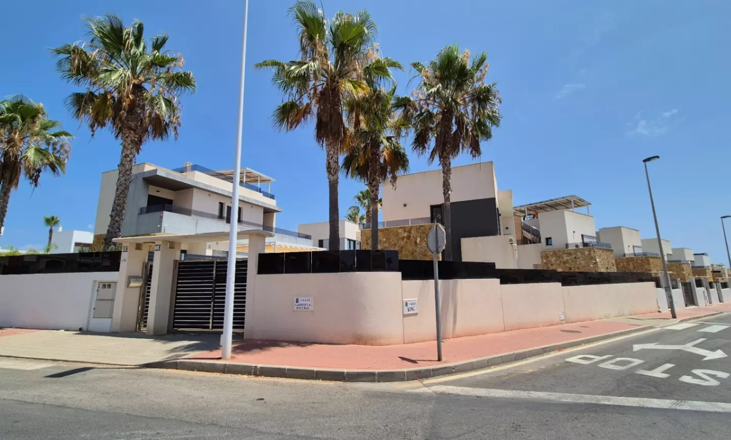 4-bedroom Villa In Torrevieja, Spain (205 M²)