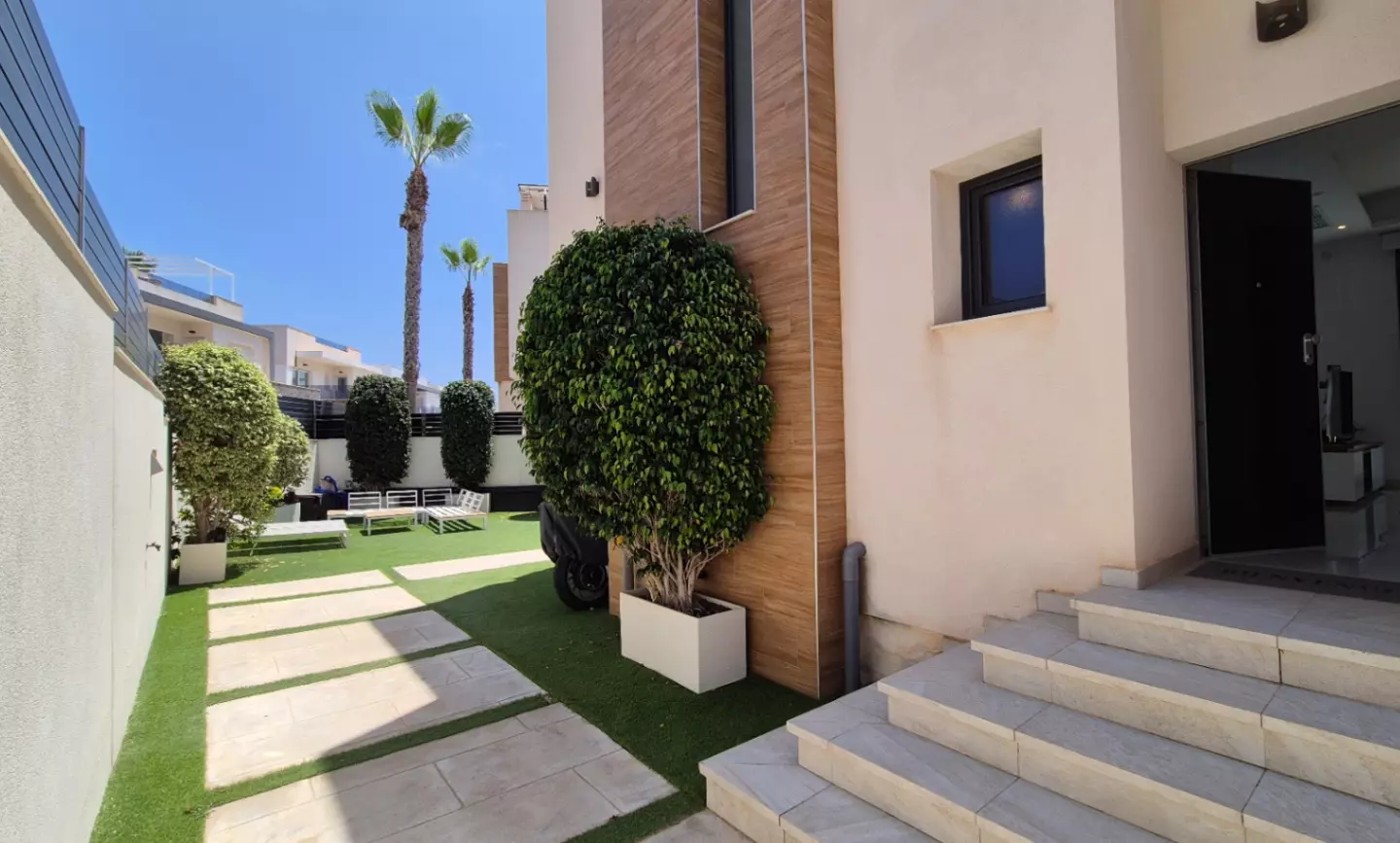 4-bedroom Villa In Torrevieja, Spain (205 M²)