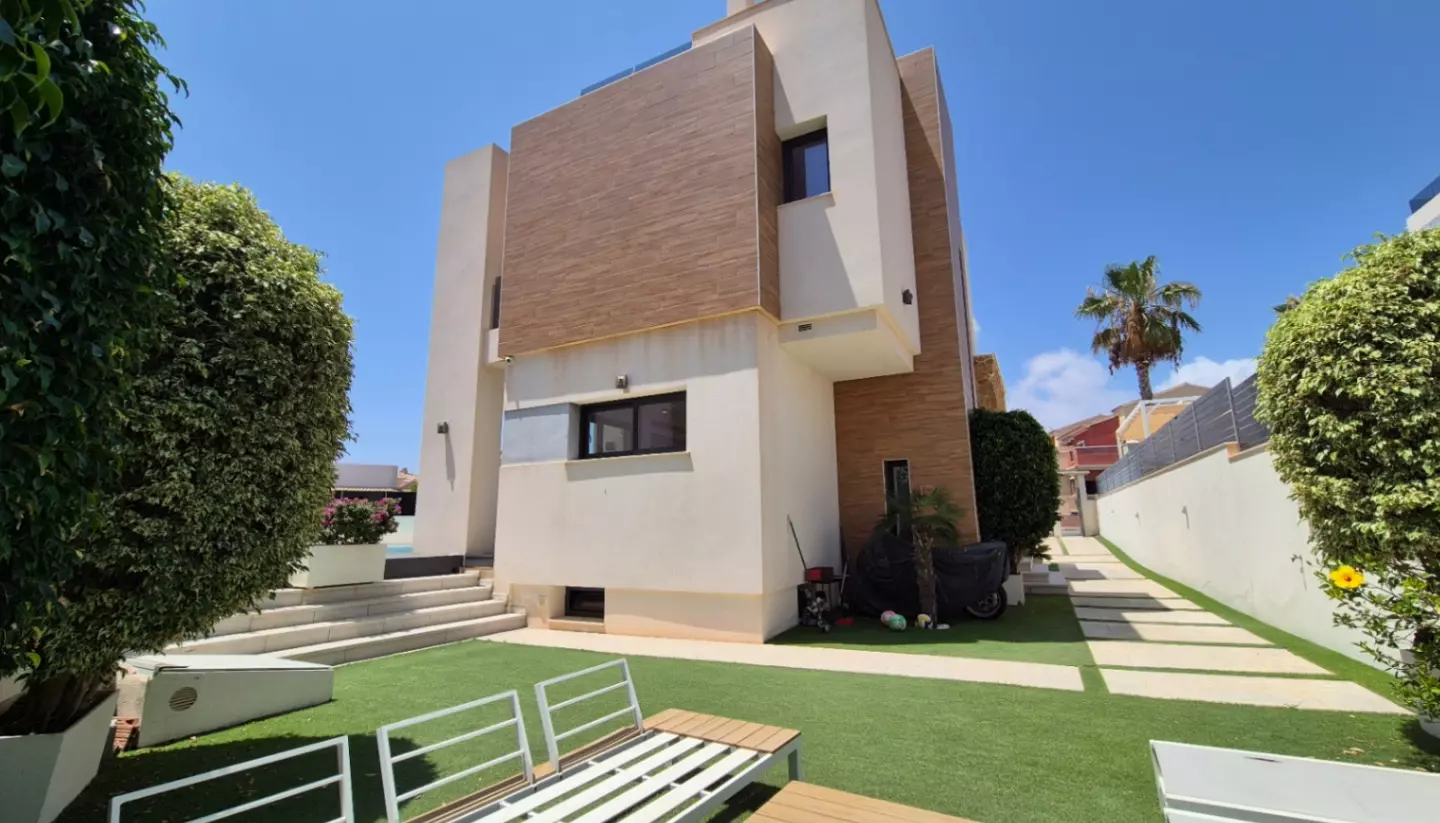 4-bedroom Villa In Torrevieja, Spain (205 M²)