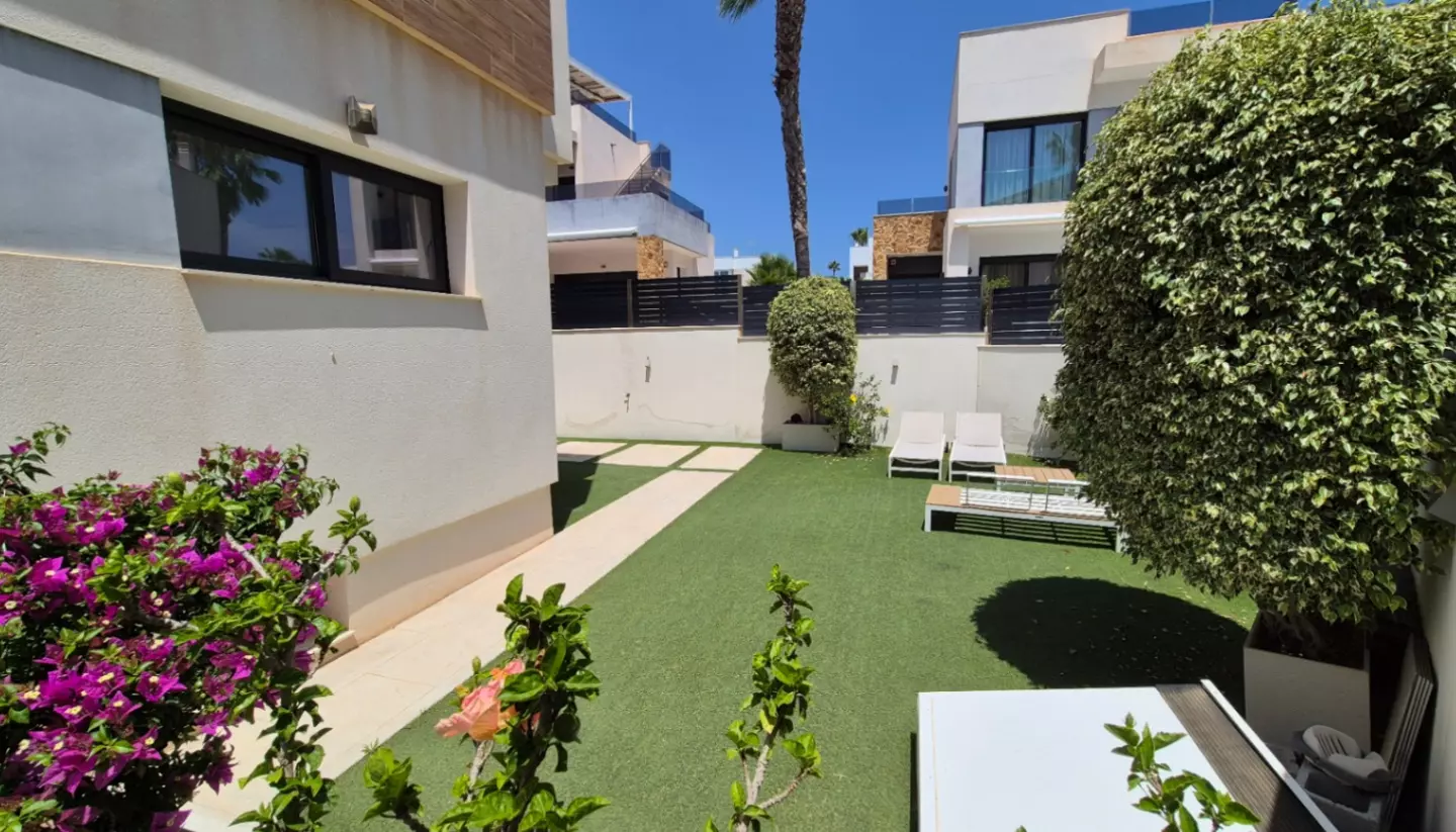 4-bedroom Villa In Torrevieja, Spain (205 M²)