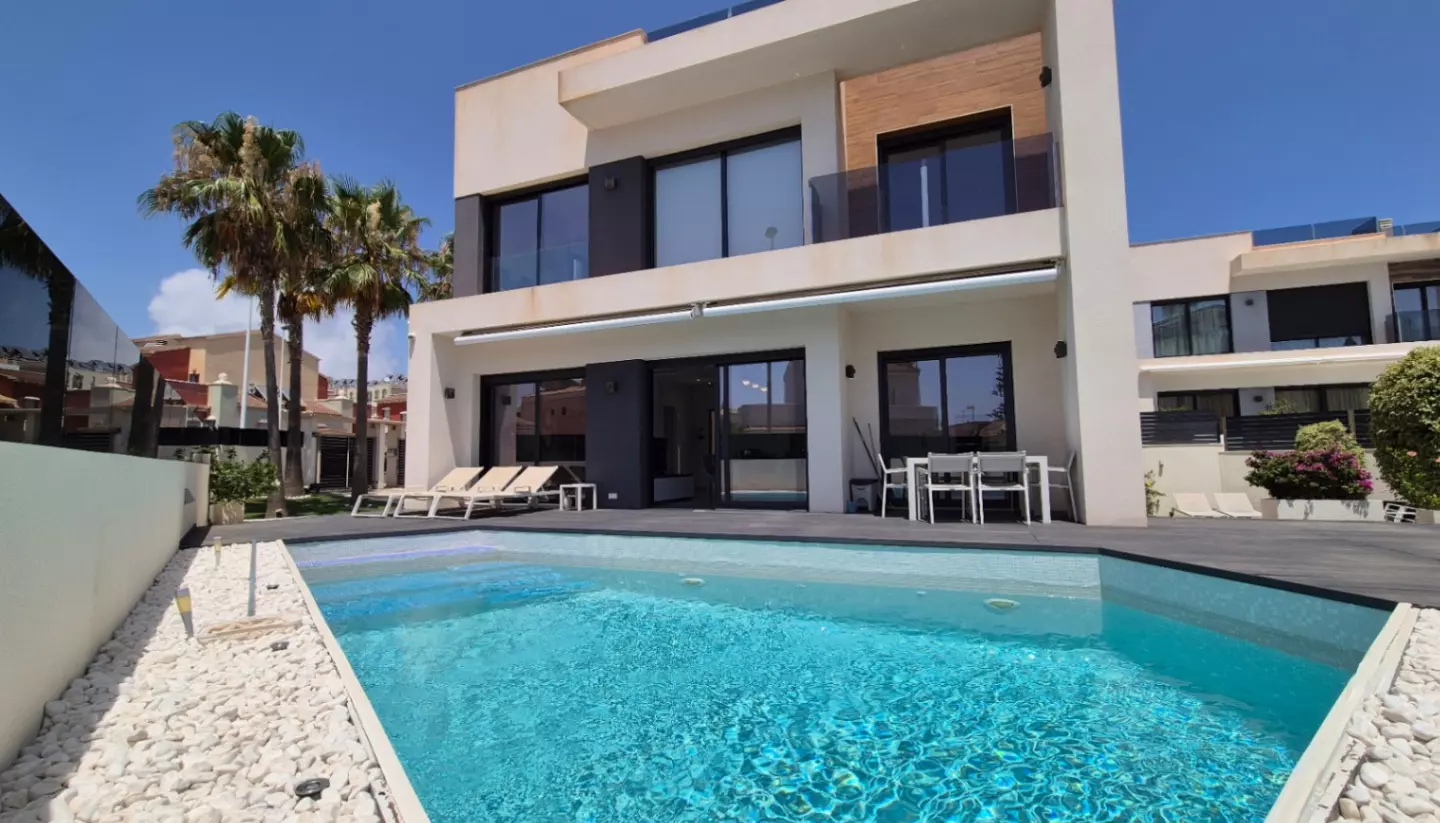 4-bedroom Villa In Torrevieja, Spain (205 M²)