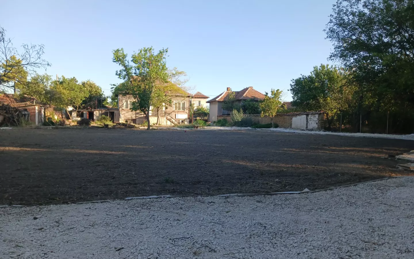 Sunny House By The River In Bulgaria – 1,900 M² Plot, Garage, Private Well & Renovation Potential