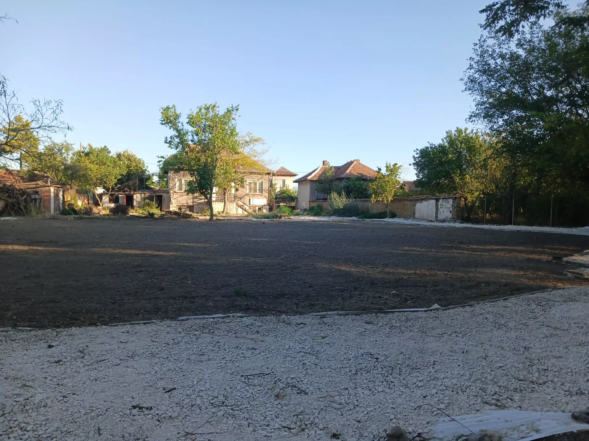Sunny House By The River In Bulgaria – 1,900 M² Plot, Garage, Private Well & Renovation Potential
