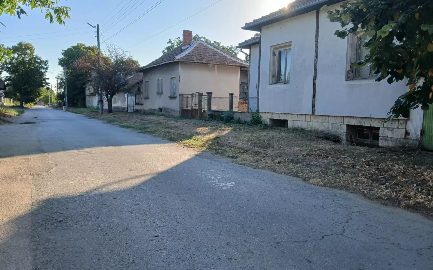 Sunny House By The River In Bulgaria – 1,900 M² Plot, Garage, Private Well & Renovation Potential