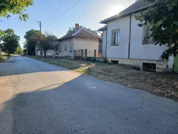 Sunny House By The River In Bulgaria – 1,900 M² Plot, Garage, Private Well & Renovation Potential