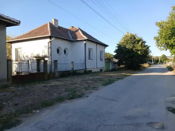 Sunny House By The River In Bulgaria – 1,900 M² Plot, Garage, Private Well & Renovation Potential