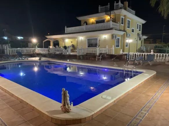 6-bedroom Villa In Torrevieja, Spain (340 M²)
