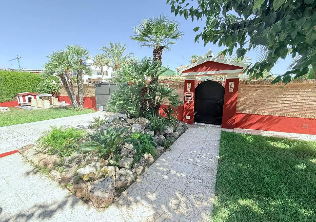 5-bedroom Villa In Pilar De La Horadada, Spain (280 M²)