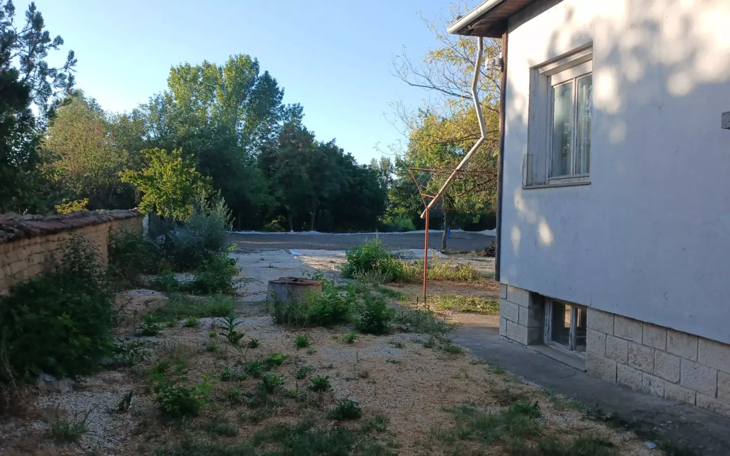 Sunny House By The River In Bulgaria – 1,900 M² Plot, Garage, Private Well & Renovation Potential