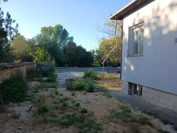Sunny House By The River In Bulgaria – 1,900 M² Plot, Garage, Private Well & Renovation Potential