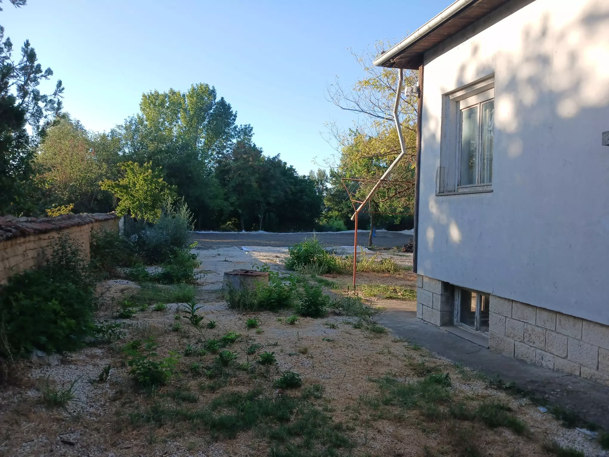 Sunny House By The River In Bulgaria – 1,900 M² Plot, Garage, Private Well & Renovation Potential