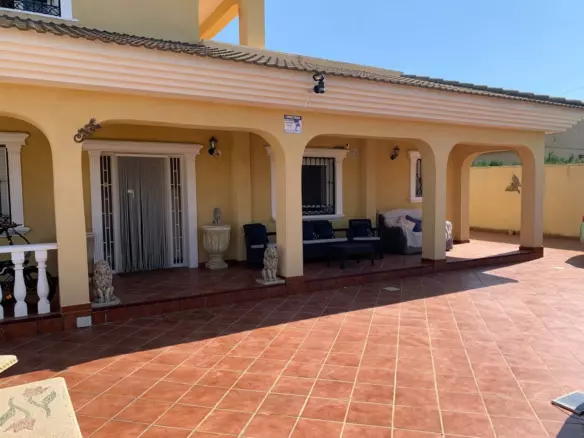 6-bedroom Villa In Torrevieja, Spain (340 M²)