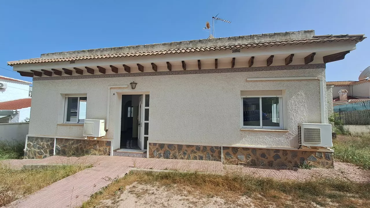 5-bedroom Villa In Villamartin, Spain (200 M²)