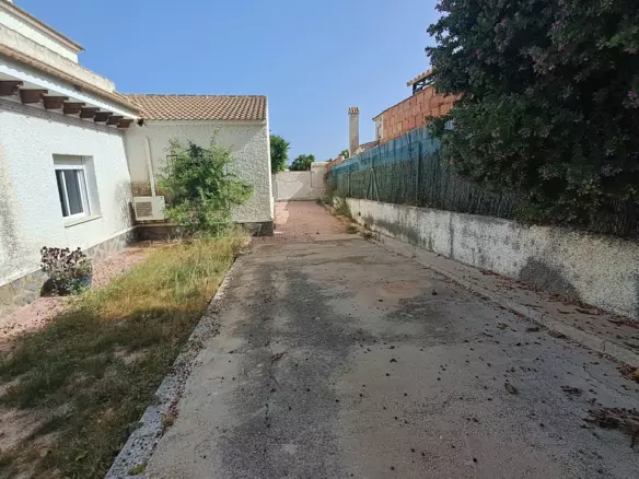 5-bedroom Villa In Villamartin, Spain (200 M²)