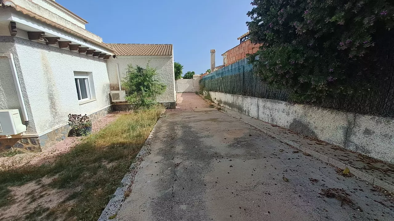 5-bedroom Villa In Villamartin, Spain (200 M²)