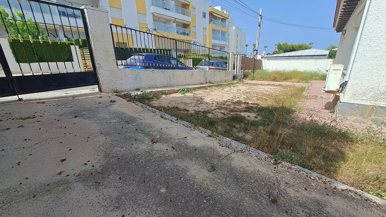 5-bedroom Villa In Villamartin, Spain (200 M²)