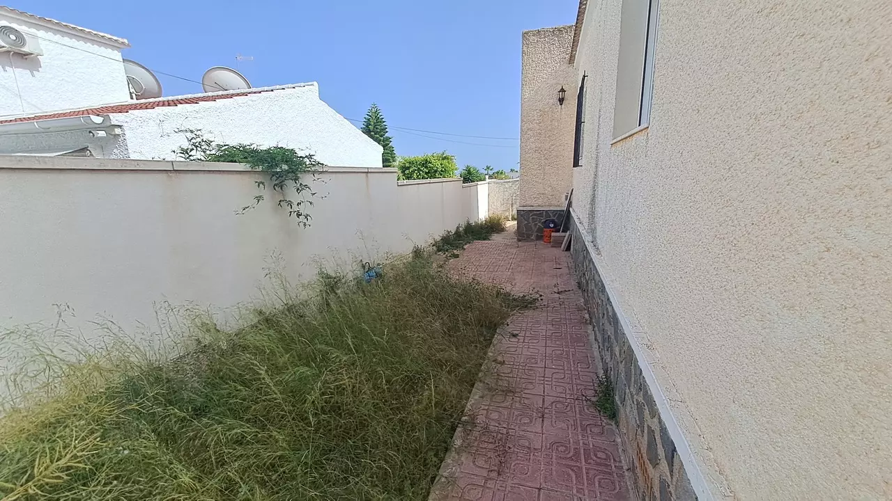5-bedroom Villa In Villamartin, Spain (200 M²)