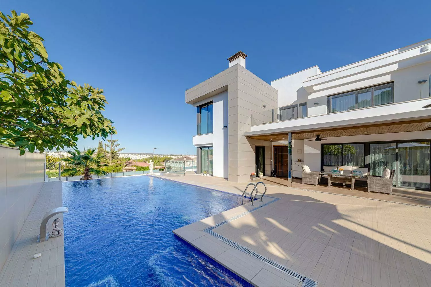 3-bedroom Villa In Torrevieja, Spain (461 M²)