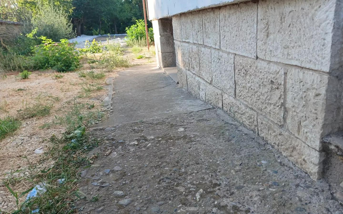 Sunny House By The River In Bulgaria – 1,900 M² Plot, Garage, Private Well & Renovation Potential