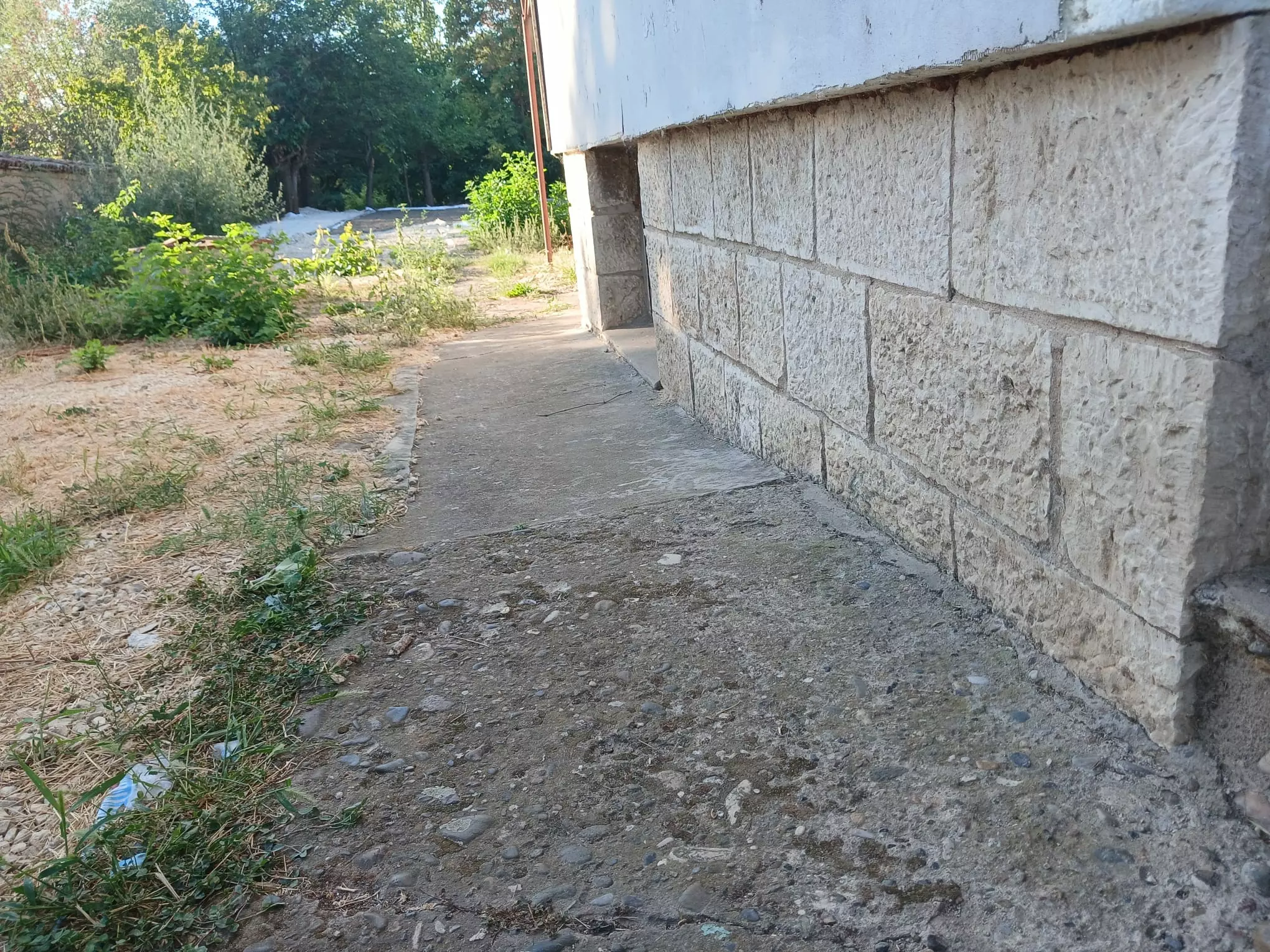 Sunny House By The River In Bulgaria – 1,900 M² Plot, Garage, Private Well & Renovation Potential