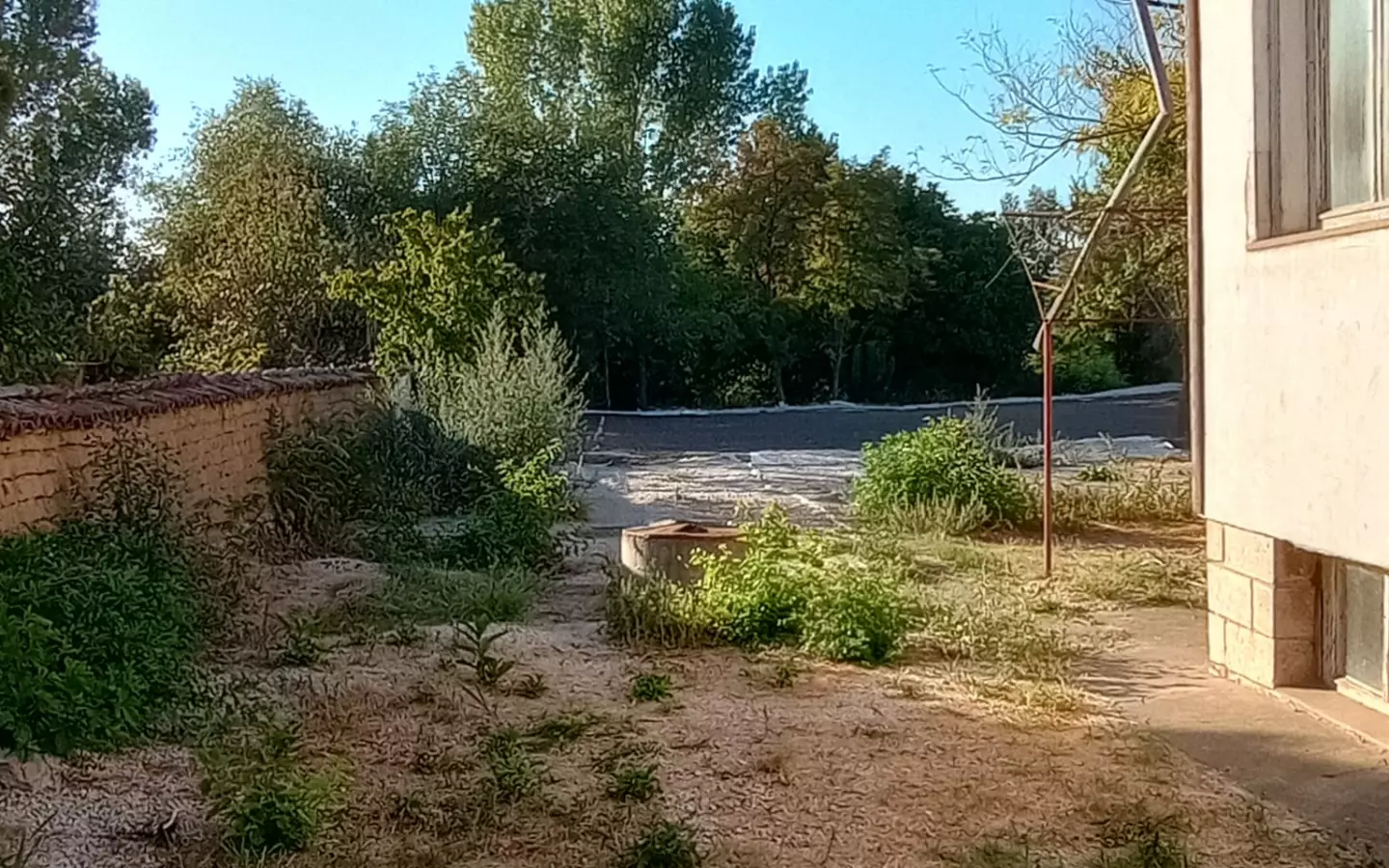 Sunny House By The River In Bulgaria – 1,900 M² Plot, Garage, Private Well & Renovation Potential