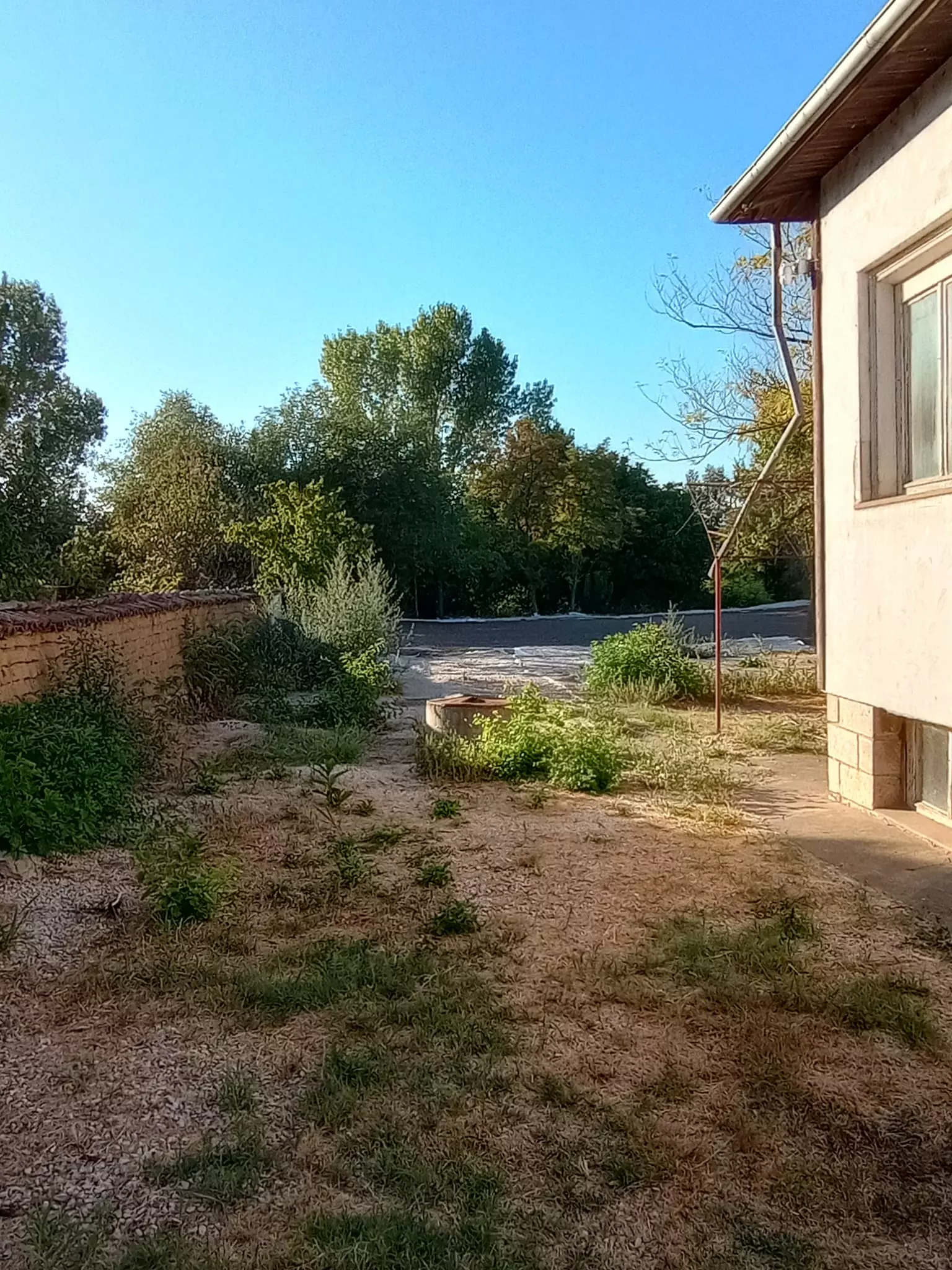Sunny House By The River In Bulgaria – 1,900 M² Plot, Garage, Private Well & Renovation Potential