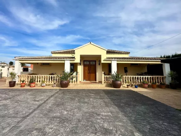 6-bedroom Villa In Almoradi, Spain (299 M²)