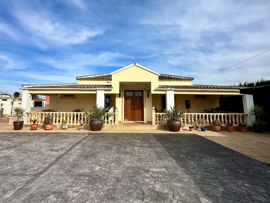 6-bedroom Villa In Almoradi, Spain (299 M²)