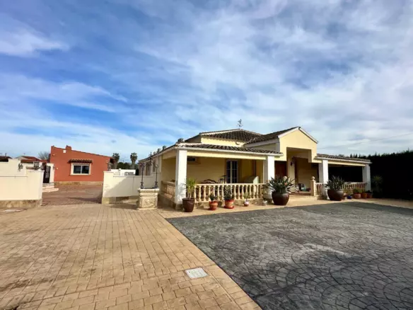 6-bedroom Villa In Almoradi, Spain (299 M²)