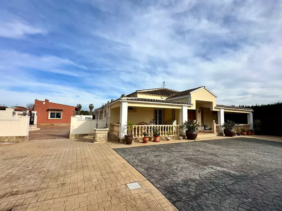 6-bedroom Villa In Almoradi, Spain (299 M²)