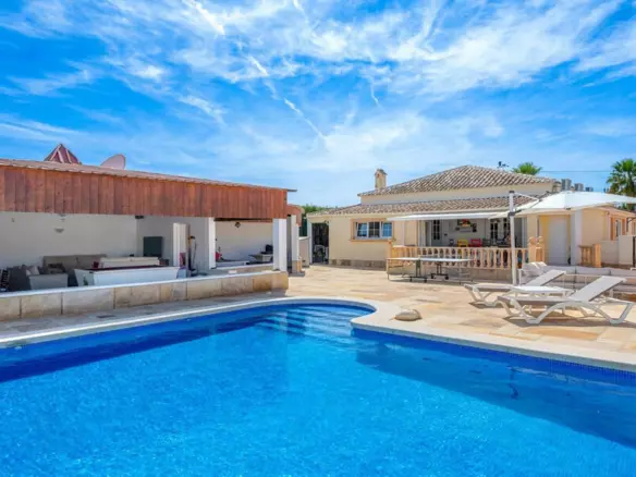6-bedroom Villa In Almoradi, Spain (299 M²)
