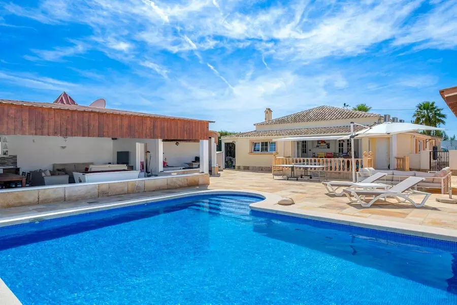 6-bedroom Villa In Almoradi, Spain (299 M²)