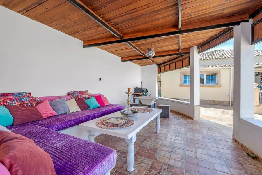 6-bedroom Villa In Almoradi, Spain (299 M²)