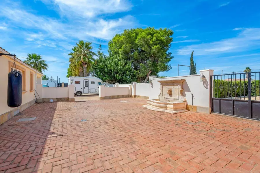 6-bedroom Villa In Almoradi, Spain (299 M²)