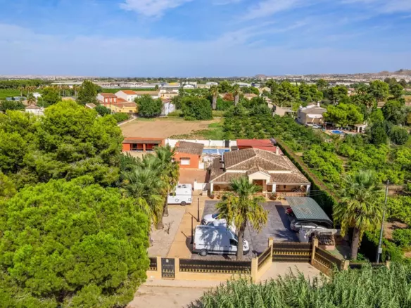 6-bedroom Villa In Almoradi, Spain (299 M²)