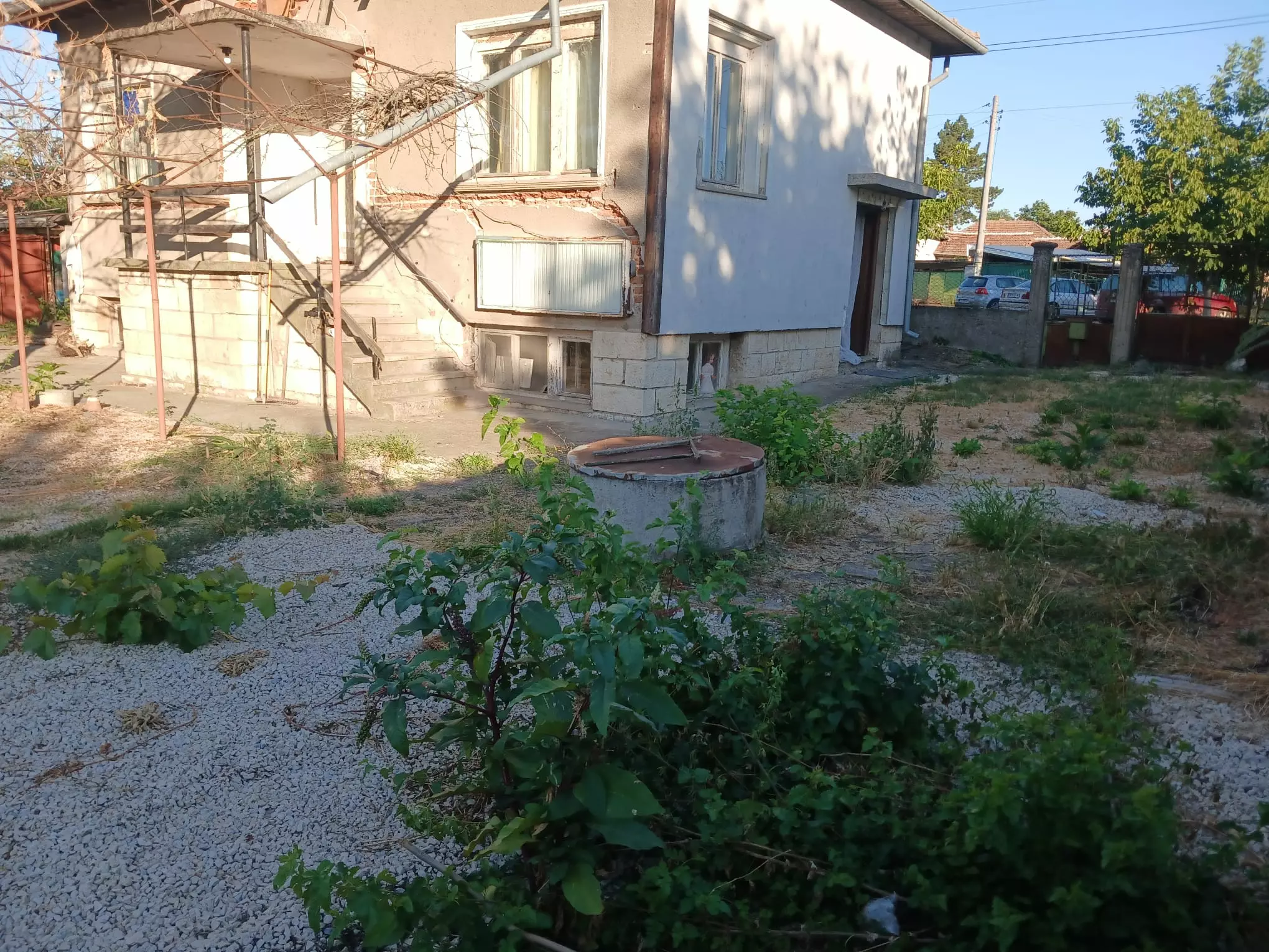 Sunny House By The River In Bulgaria – 1,900 M² Plot, Garage, Private Well & Renovation Potential