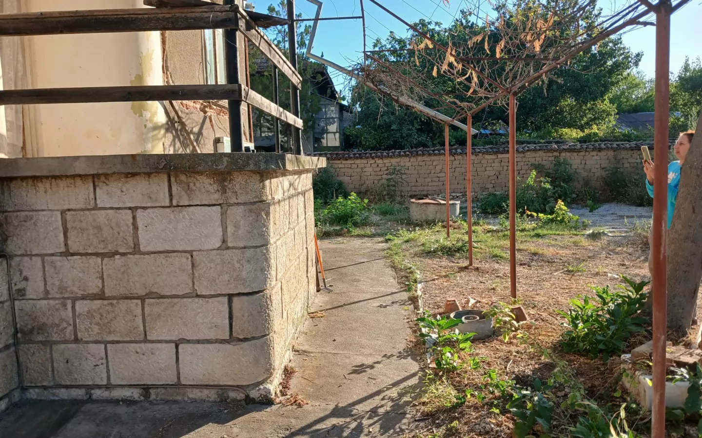 Sunny House By The River In Bulgaria – 1,900 M² Plot, Garage, Private Well & Renovation Potential