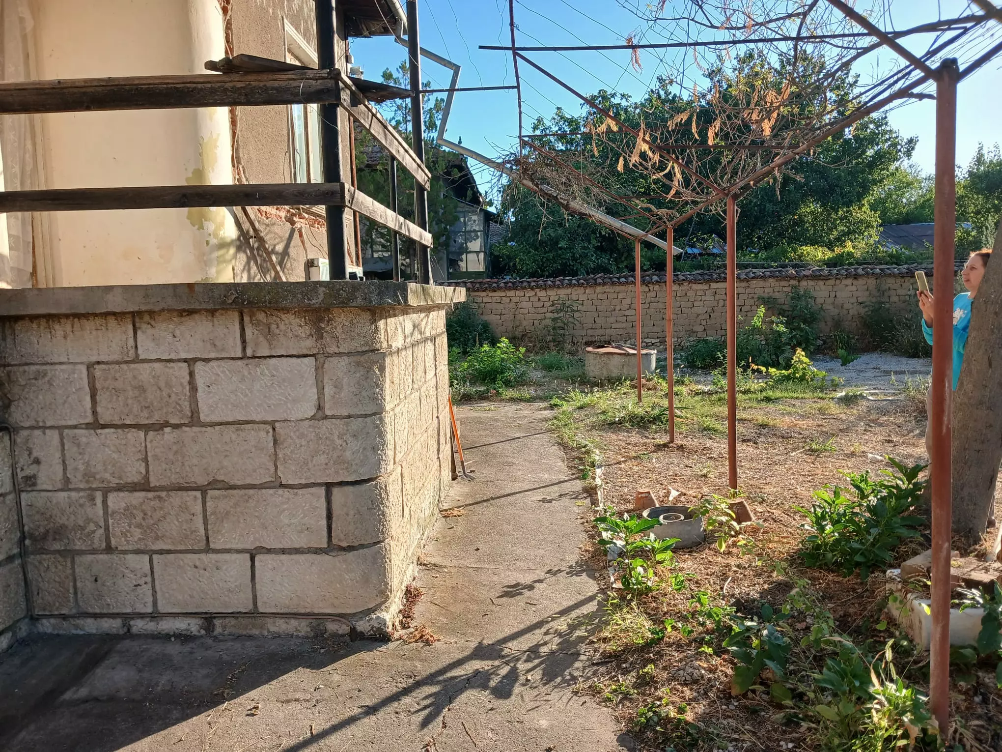Sunny House By The River In Bulgaria – 1,900 M² Plot, Garage, Private Well & Renovation Potential
