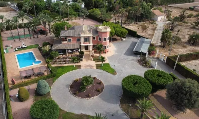 6-bedroom Villa In Elche, Spain (500 M²)