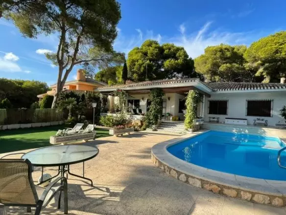 6-bedroom Villa In Pilar De La Horadada, Spain (250 M²)