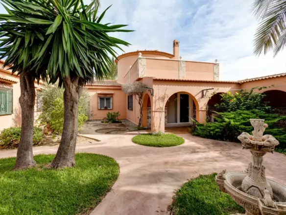 5-bedroom Villa In Torrevieja, Spain (568 M²)