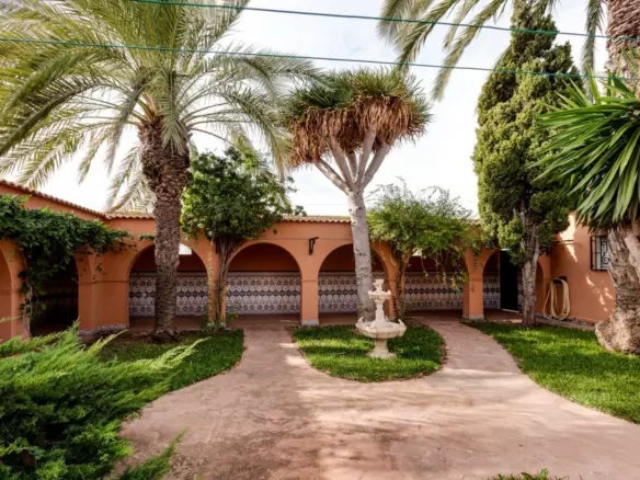 5-bedroom Villa In Torrevieja, Spain (568 M²)