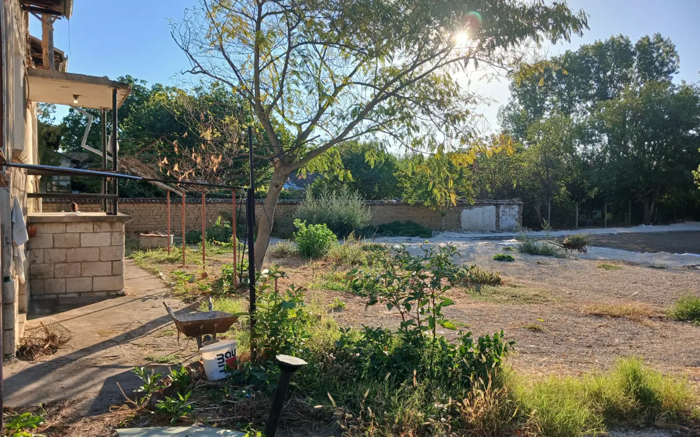 Sunny House By The River In Bulgaria – 1,900 M² Plot, Garage, Private Well & Renovation Potential