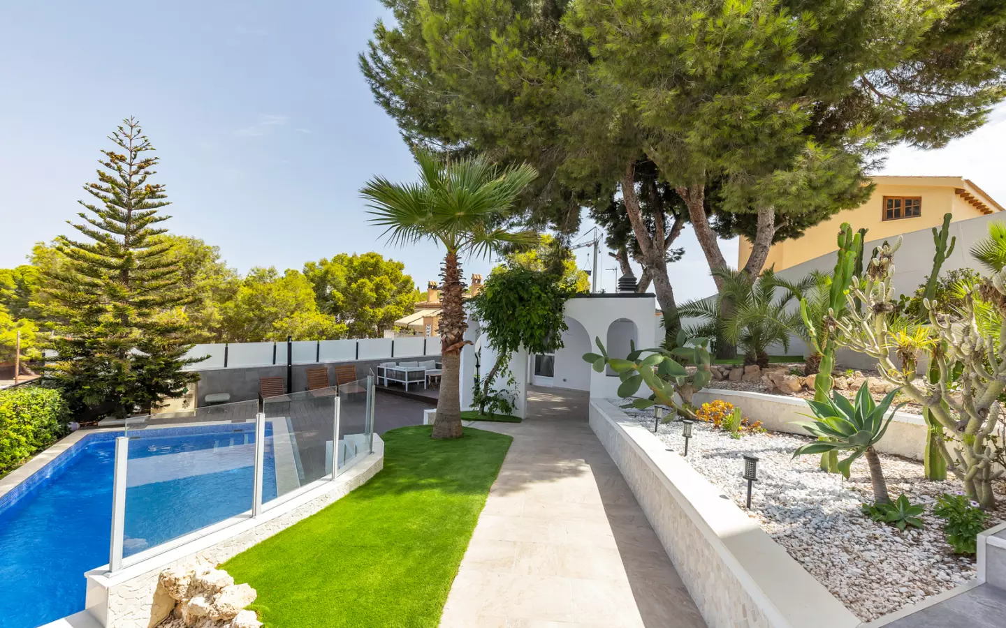 6-bedroom Villa In Torrevieja, Spain (257 M²)