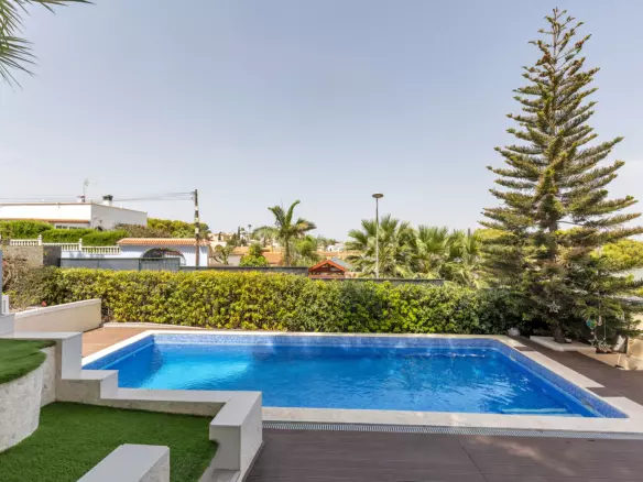6-bedroom Villa In Torrevieja, Spain (257 M²)